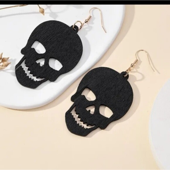 Wood carved black Skull earrings - Picture 2 of 3